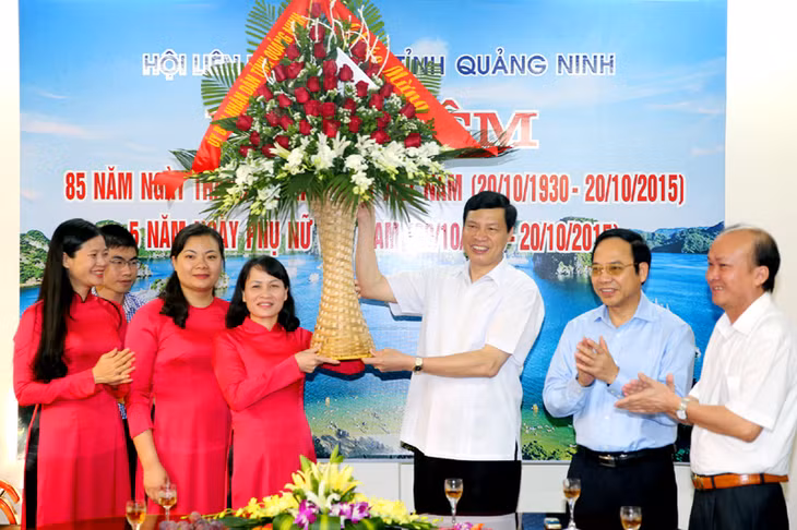 我省省委副书记、省人民委员会主席阮德龙访问省妇女联合会赠送鲜花，表示祝贺。