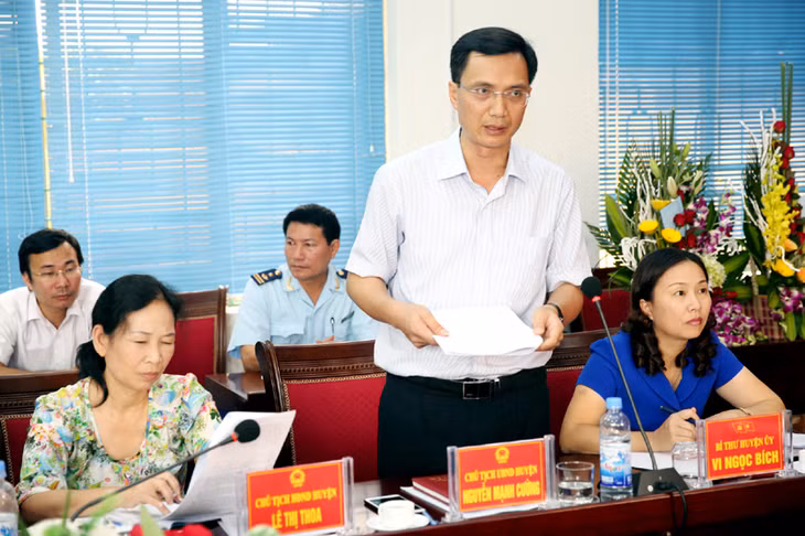 海河县人民委员会主席阮孟强就今年前10个月的经济社会情况和今年年底2个月的中心任务向工作代表团报告。