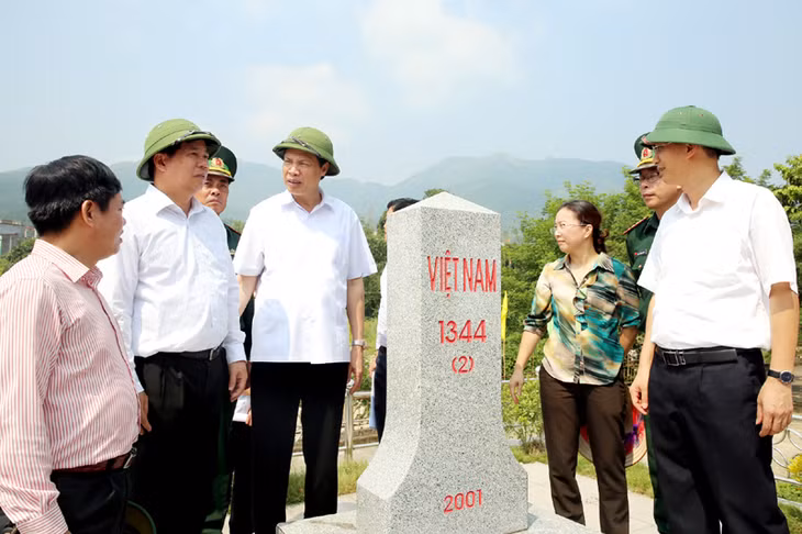 阮主席一行视察在海河县北逢生口岸的边贸活动。