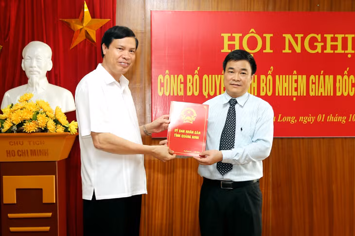 我省人民委员会主席阮德龙向外务厅副厅长丁寿福同志颁发外务厅厅长委任决定。