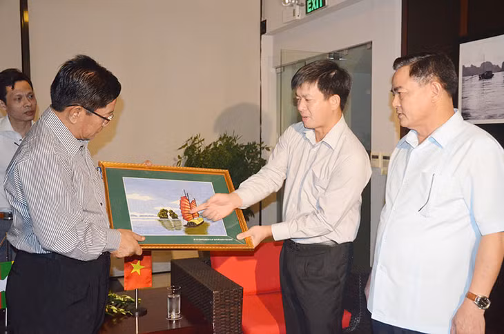 黎光松副主席向缅甸反贪委员会主席U Mya Win 赠送纪念品。