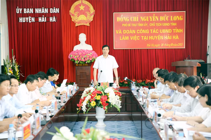 我省省委书记、省人民委员会主席阮德龙主持工作会议。