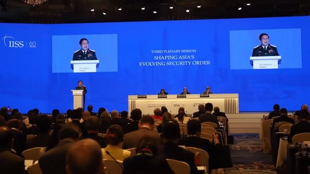 越南国防部长吴春历大将在对话会上发言。（图片来源：越通社）