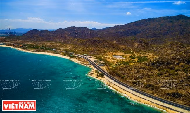 卡那海滩之畔，铁路和公路双双并行。