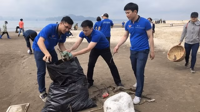 广宁省青年团员热情参加活动。