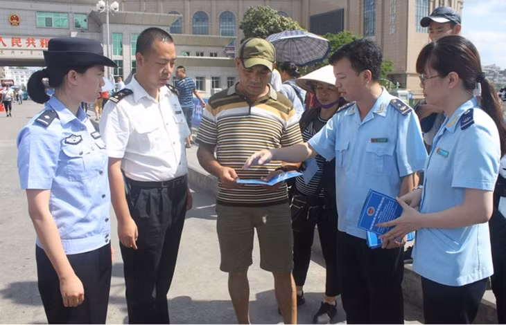 越南广宁芒街海关和中国广西东兴海关一起宣传边境居民政策。