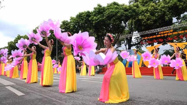 由包括300名专业艺术家在内的400个人组成的手工艺村组向广大人民群众献上莲花舞、桃花舞、梅花舞等节目。此外，青威县钟村、河东市万福丝绸村等河内著名手工艺村的艺人、文艺队一同参加。河内市各手工艺村的艺人献上斗笠舞、丝绸舞、鲜花舞等富有特色的节目。