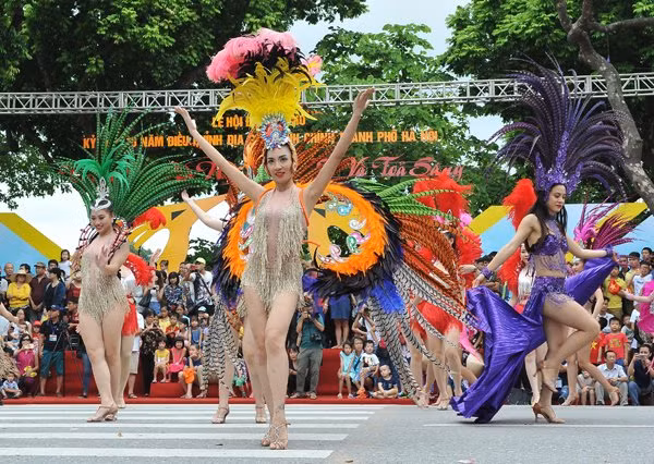 共5000名艺人、艺术家、演员和人民群众一同参加庆祝河内市行政区划调整10周年的“河内精华-凝聚与璀璨”街头狂欢节。