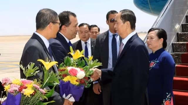 越南国家主席陈大光一行抵达卢克索市机场。 （图片来源：越通社）