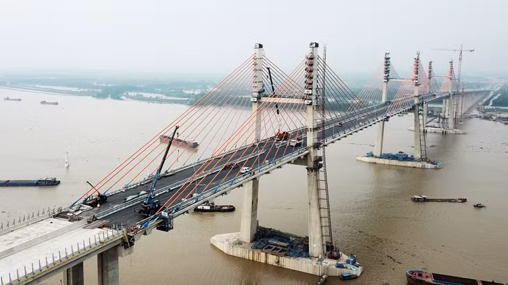 白藤大桥是下龙—海防高速公路项目的一部分，采用建设一运营一移交投资形式。