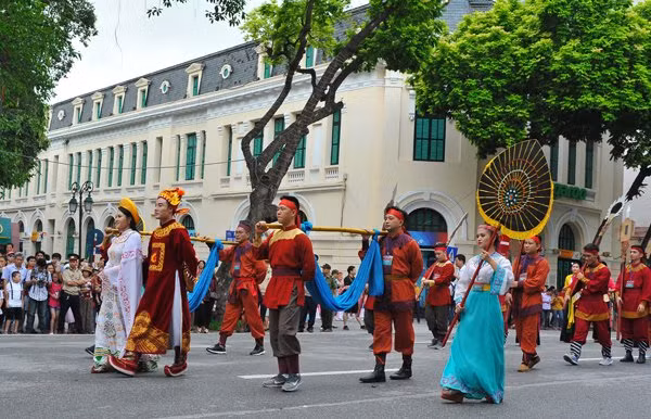 “河内精华-凝聚与璀璨”街头狂欢节分成七组，在还剑湖周边、李太祖广场、桥婆祠、东京义蜀广场、绿水咖啡厅等地举行。