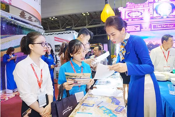 各家旅游公司在2017年第13届胡志明市国际旅游展览会上推介旅游产品 （图片来源：西贡经济时报）