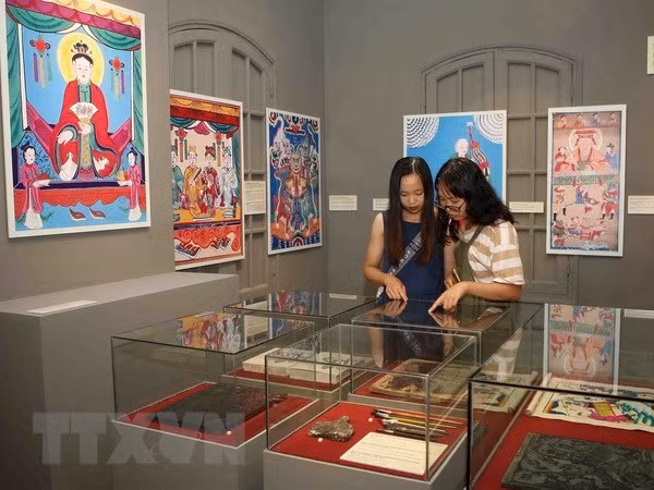 参观者参观展会。（图片来源：越通社）