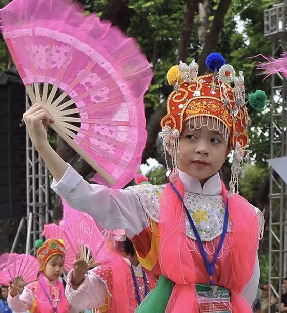 穿着五颜六色服装1700名青年朋友在跌宕起伏音乐中跳舞，给街头狂欢节营造热闹非凡的庙会气氛。