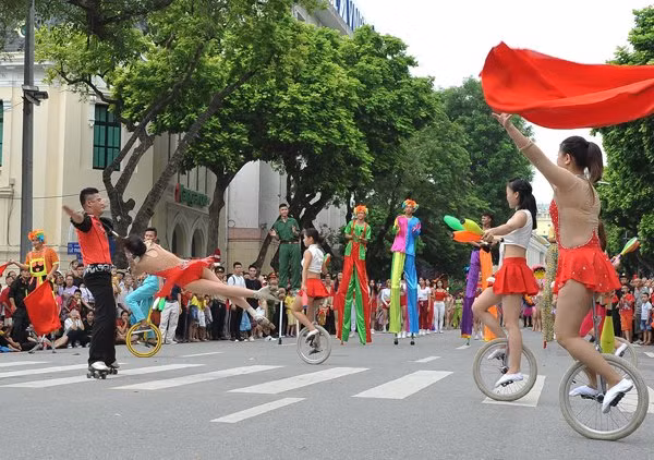 当代艺术组由身穿越南传统长衣的数百个模特组成。此外，300名艺人和艺术家在锣鼓声中向观众推介街头艺术表演节目，给狂欢节的空间贡献了踩高蹺、街头马戏、街头魔术、变戏法、直排轮滑、嘻哈舞等富有特色节目。