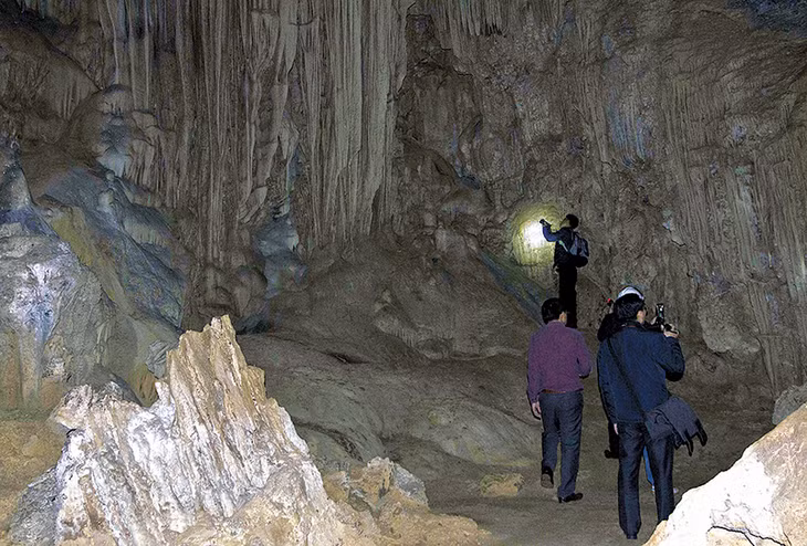Phía trong hang đẹp tinh khôi, nguyên sơ.