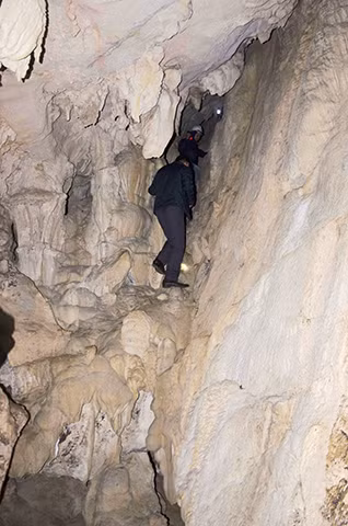 Hành trình khám phá hang, nhiều đoạn phải men theo những chỗ hẹp, dốc...