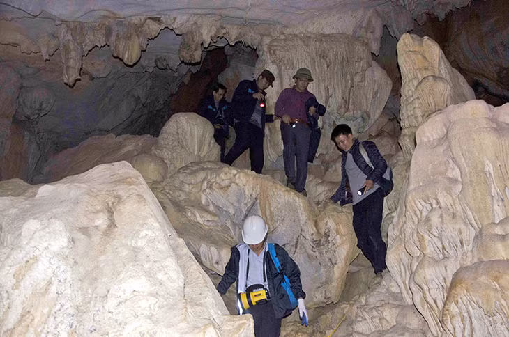 Nằm trên vách đá cao, cửa hang hẹp nhưng phía trong mở ra một không gian rộng rãi.