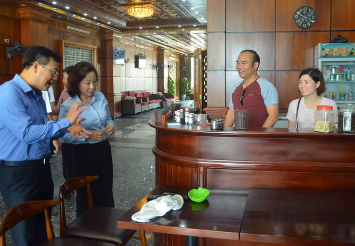 武副主席视察姑苏县一些旅馆。