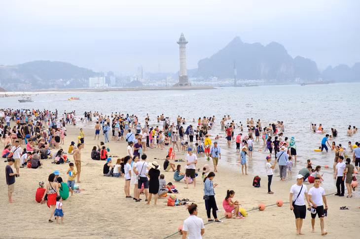 下龙市的下龙沙滩成为人潮聚集的旅游目的地。