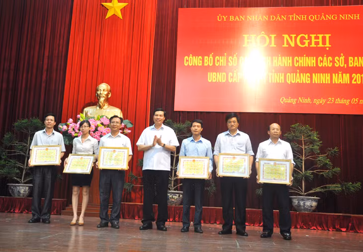 我省人民委员会主席阮德龙向2016年落实行政改革工作成绩优秀的单位颁发奖状。