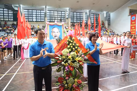 我省人民委员会副主席武氏秋水向省劳动联团和运动员赠送鲜花表示祝贺。