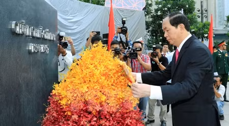 陈大光主席敬香缅怀胡志明主席。（图片来源：越通社）