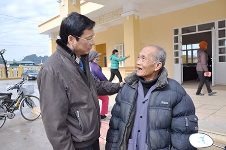 我省省委副书记、省人民委员会主席阮文读慰问当地高龄老人。