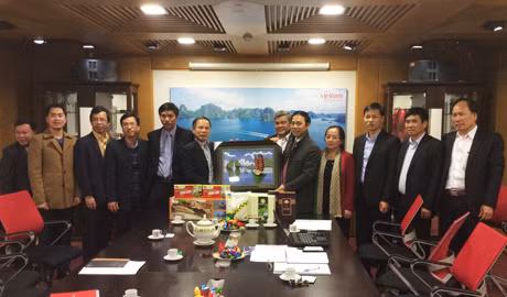 我省人民委员会副主席邓辉厚向驻以色列的越南大使馆赠送纪念品。
