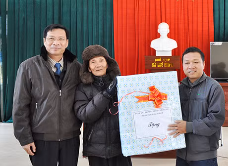 我省省委副书记、省人民委员会主席阮文读向河风区渔村再定居区人民赠送春节礼物。