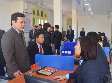 代表们参观广安市公共行政中心。