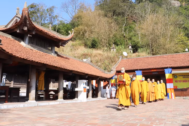 安子春节庙会迎佛仪式在华安寺简单举行。