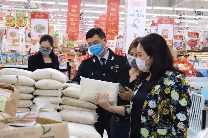 广宁省工商厅开展春节前市场检查。