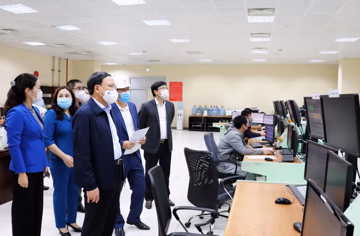 广宁省委书记、人民议会主席阮春冀走访慰问蒙阳热电公司干部职员。