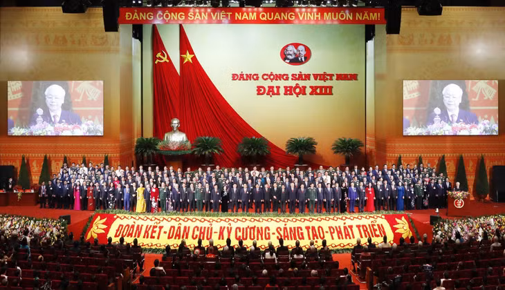 越共十三大委员会在大会上亮相。