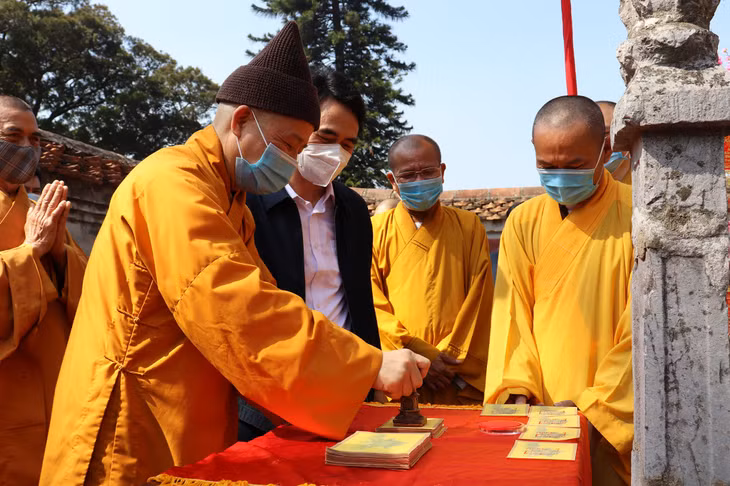 越南佛教教会中央委员会副主席，越南佛教教会广宁省分会治事委员会主席释青决和尚盖佛印。
