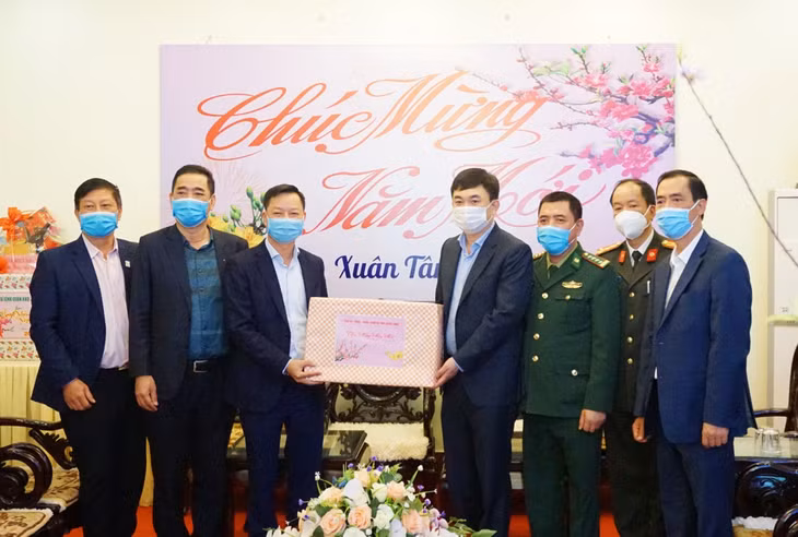 吴黄银走访慰问芒街市委。