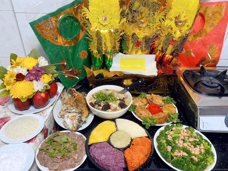  祭灶节人们陈设供品祭灶，祈愿灶神为全家带来幸运吉祥。