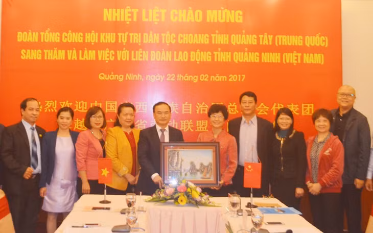 我省劳动工会领导向广西壮族自治区总工会代表赠送纪念品。