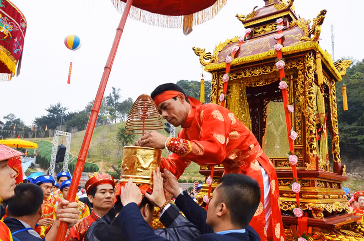 Lễ chuyển bát hương lên kiệu long rồng