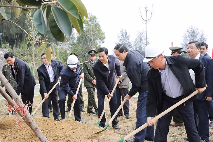 国家主席陈大光和我省领导在1959年胡伯伯探访奈坡矿区之遗迹区园区植树。
