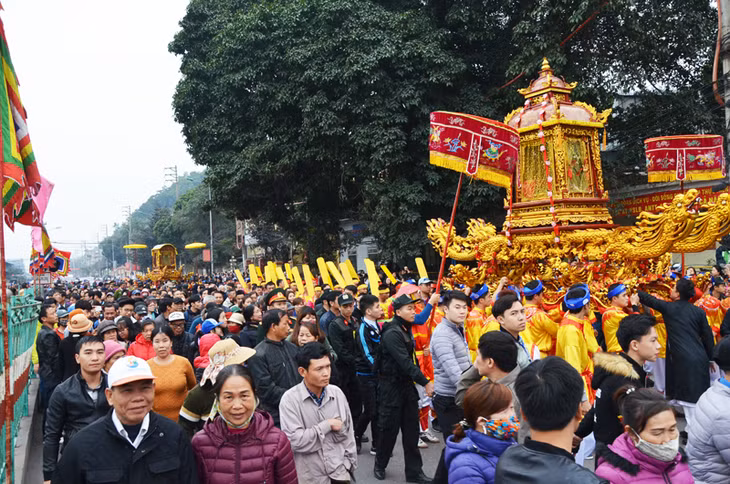 Đông đảo nhân dân và du khách trên địa bàn TP Cẩm Phả tham gia lễ rước