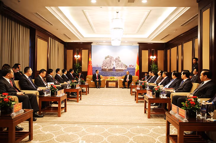 2月10日晚在下龙市，越南政府总理阮春福亲切会见了来越访问并出席第二次新年见面会的中国广西壮族自治区党委书记彭清华。