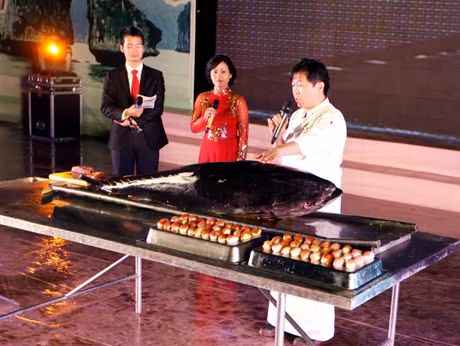 Chế tác món ăn Sushi Nhật Bản.