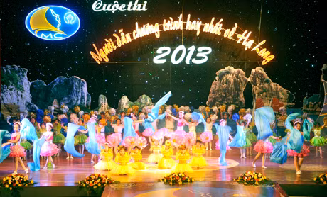 少儿们在2013下龙优秀主持人竞赛开幕式上的表演节目。