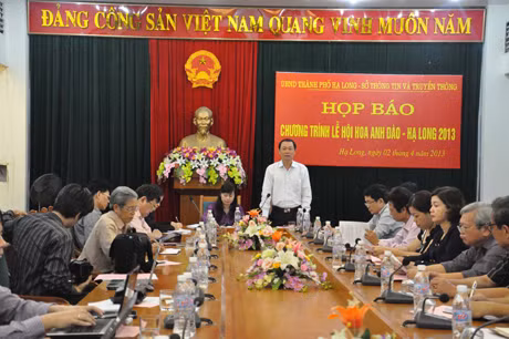 下龙市人委会副主席陈重忠回答媒体的提问。