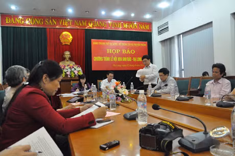 下龙市文化通讯部部长范宋简要介绍2013下龙樱桃花展览会的计划。