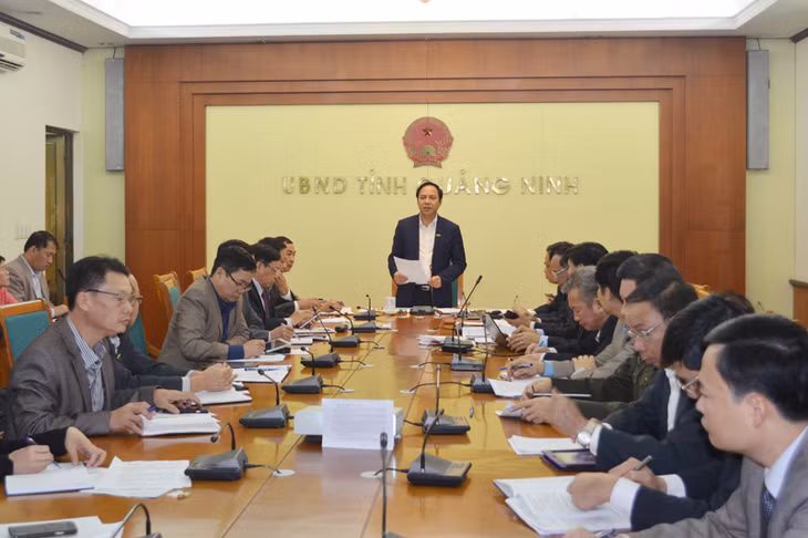 我省人民委员会常务副主席邓辉厚主持会议。