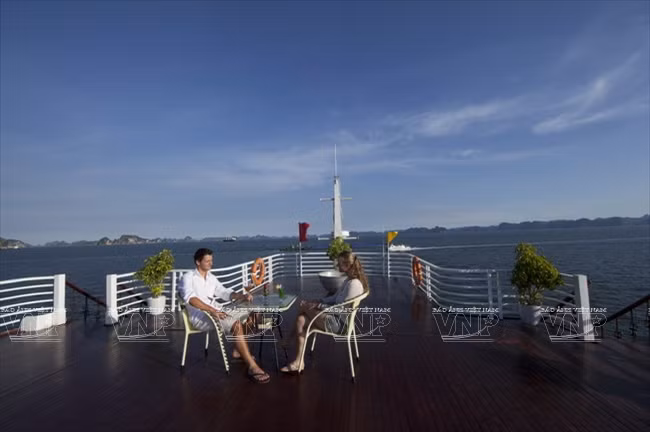 下龙湾豪华游轮之旅现是游客的首选。本报记者 文权 摄