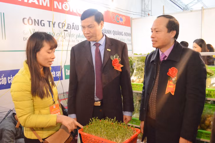 Đồng chí Nguyễn Đức Long, Phó Bí thư Tỉnh ủy, Chủ tịch UBND tỉnh tham quan gian hàng OCOP của TX Quảng Yên